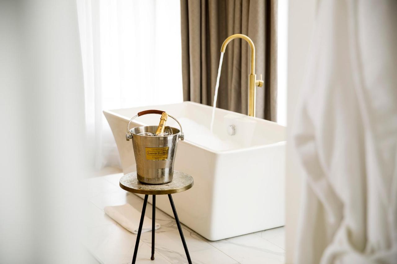 Lanelay Hall Hotel & Spa Hensol Dış mekan fotoğraf A freestanding bathtub