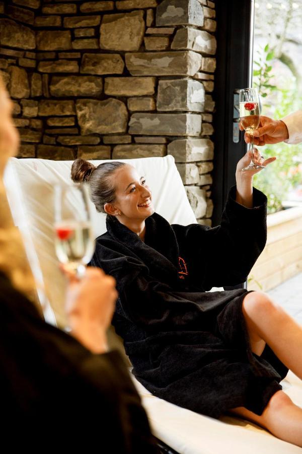 Lanelay Hall Hotel & Spa Hensol Dış mekan fotoğraf A woman in a spa