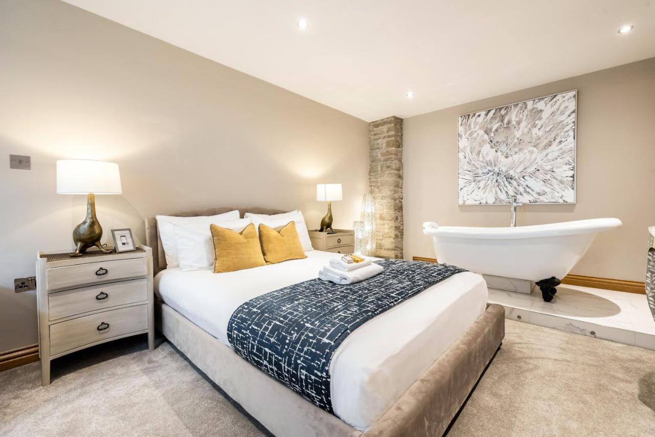 Lanelay Hall Hotel & Spa Hensol Dış mekan fotoğraf The bedroom of a two-bedroom apartment at The Old Post Office