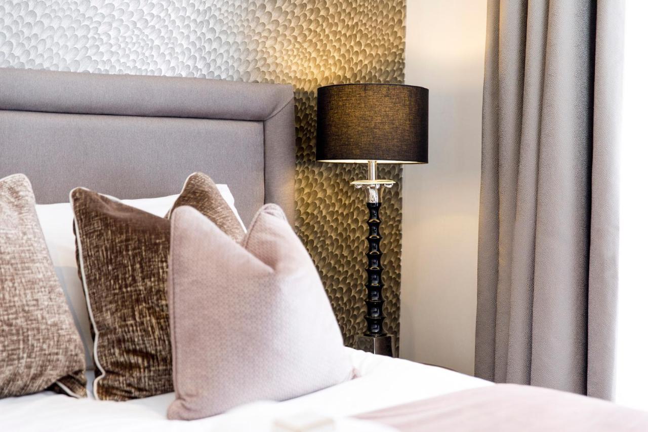 Lanelay Hall Hotel & Spa Hensol Dış mekan fotoğraf A bedroom at The Ivy Collection
