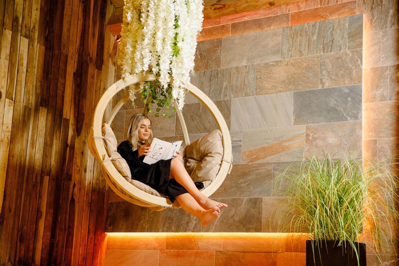 Lanelay Hall Hotel & Spa Hensol Dış mekan fotoğraf A woman relaxing in a spa