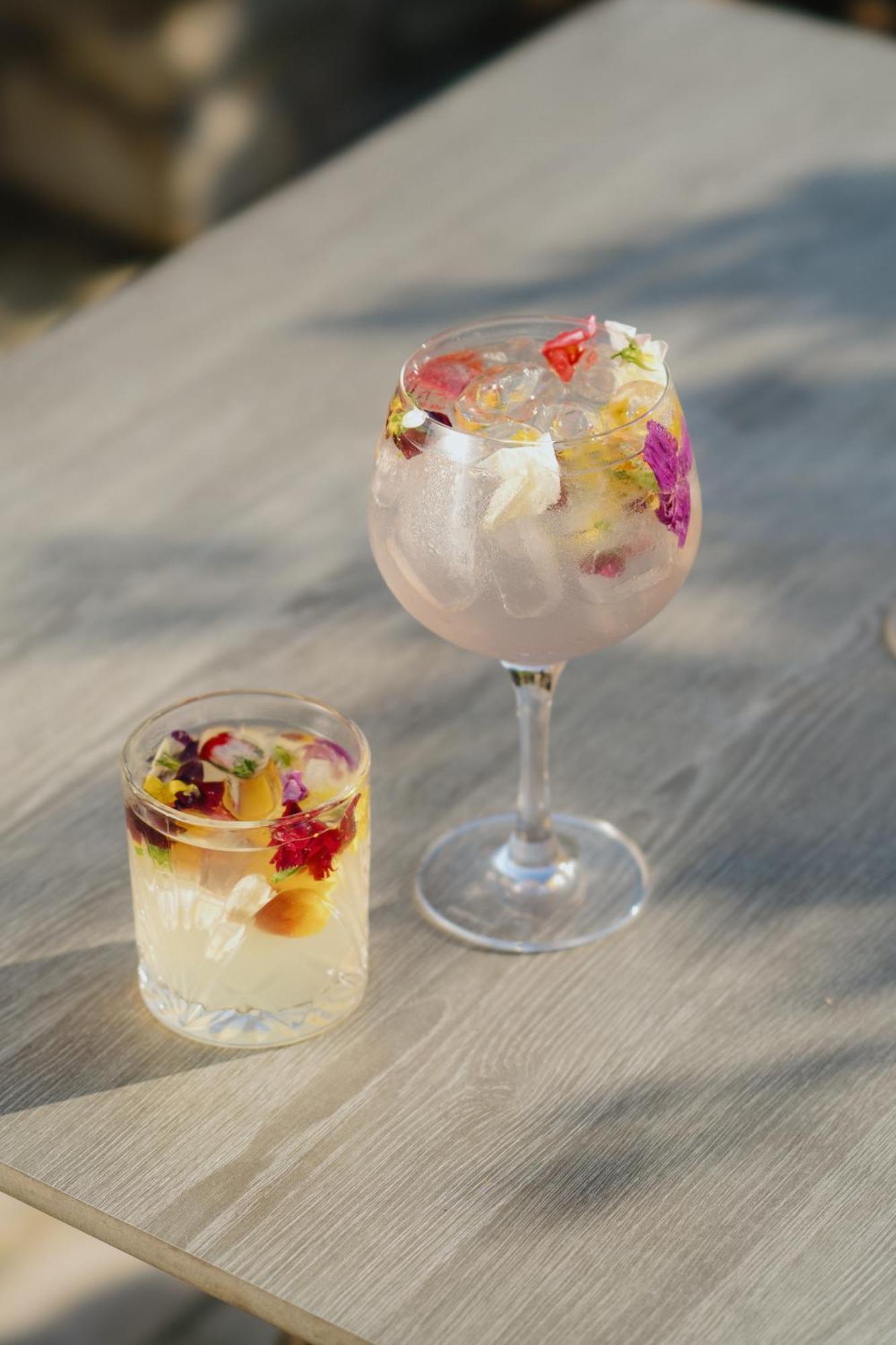 Lanelay Hall Hotel & Spa Hensol Dış mekan fotoğraf A gin and tonic with edible flowers