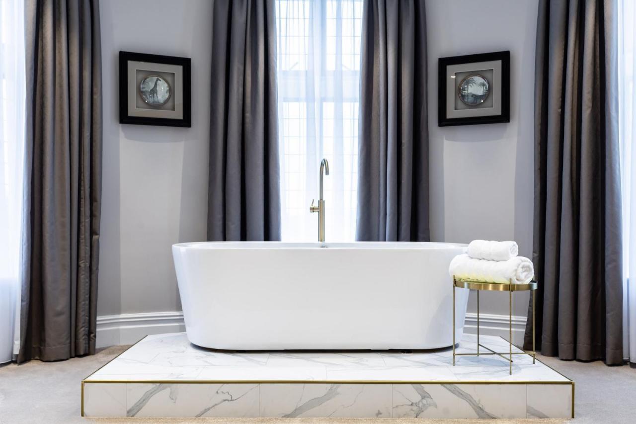 Lanelay Hall Hotel & Spa Hensol Dış mekan fotoğraf A freestanding bathtub